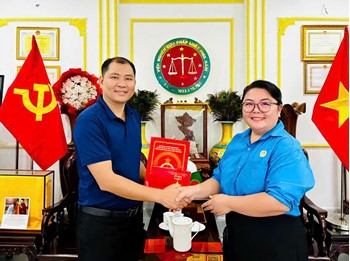 TỰ HÀO THIÊN ƯNG – TỔNG GIÁM ĐỐC PHẠM VĂN HẢI VINH DỰ NHẬN KỶ NIỆM CHƯƠNG TỪ VIỆN NGHIÊN CỨU PHÁP LUẬT PHÍA NAM